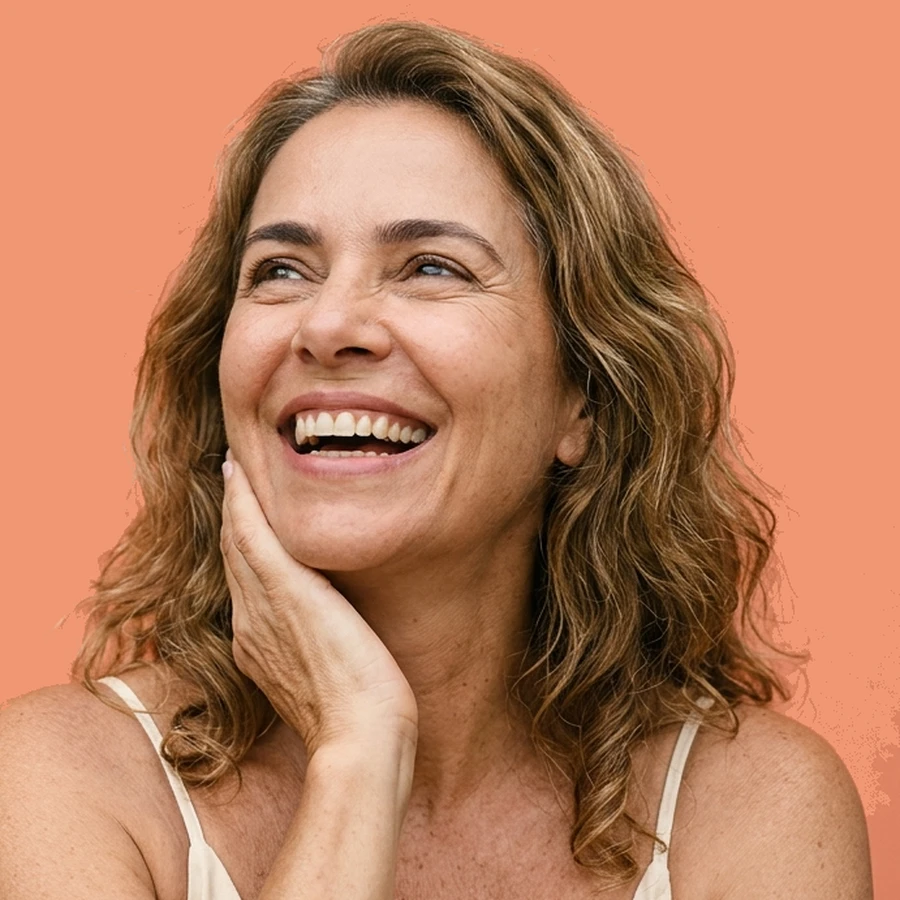 Retrato de uma mulher de cerca de 52 anos, olhar sereno, voltado para a câmera