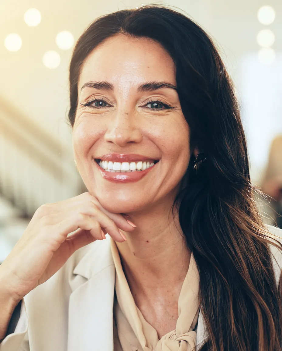 Retrato de uma mulher madura sorrindo, sem contexto clínico